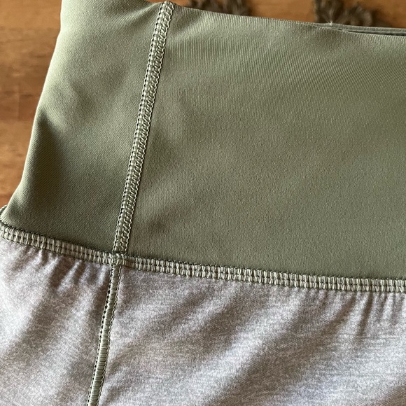 Lululemon Speed Up Low-Rise Lined Short 2.5" size 6. Like new - Picture 6 of 8